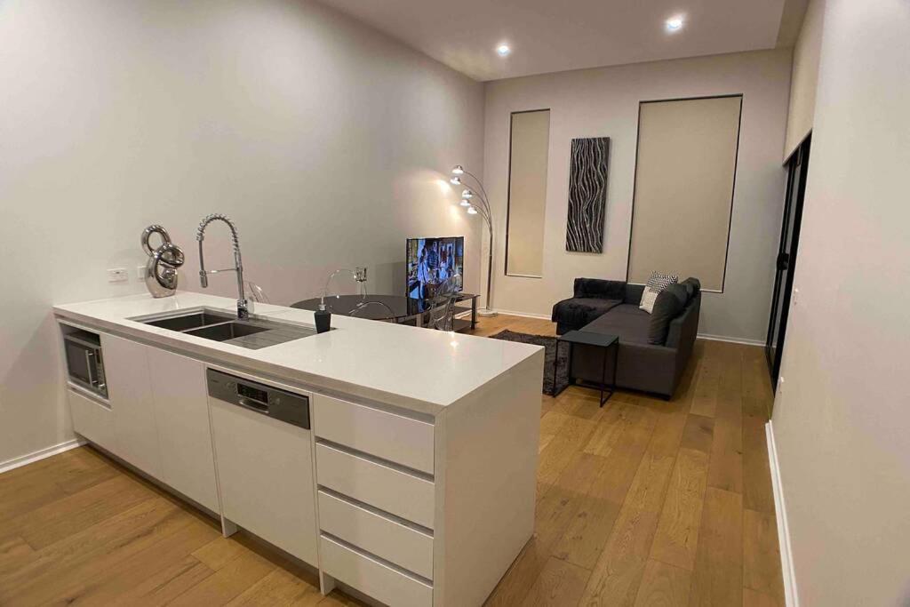 Luxe 2Br Executive Apartment Kingston Pool Parking Wifi Bbq Wine Экстерьер фото